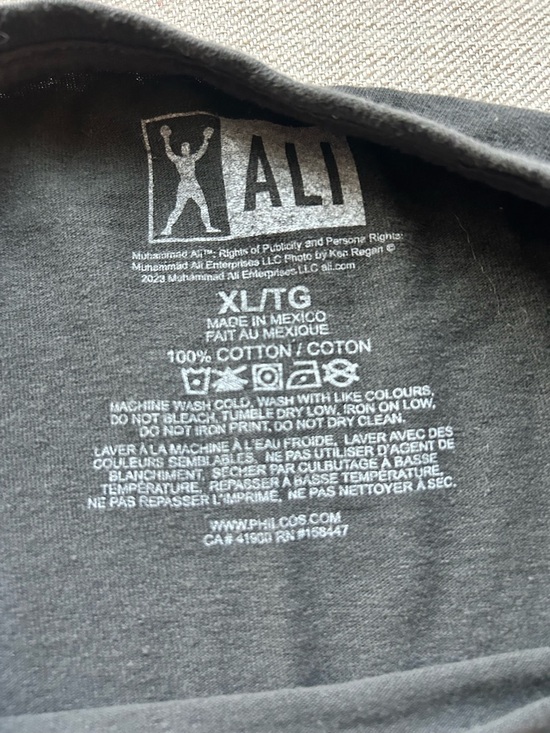 Collectible Black Muhammad Ali Graphic Tee with Red Accent. M46 - Picture 3 of 3